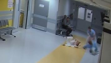 VIDEO: Brutální napadení v plzeňské nemocnici. Pacient prohodil lékařku dveřmi