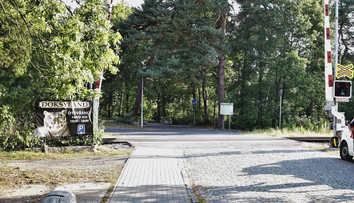 V Doksech někdo ulomil závoru u přejezdu. Vandalovi hrozí až tři roky vězení