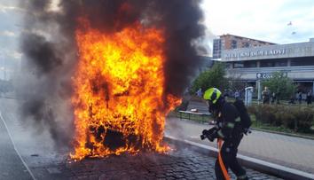 Autobus v Praze pohltily plameny. Hořet začal přímo na zastávce