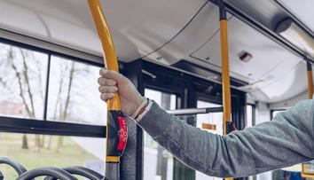 Opilý chlapec plival v autobusu kolem sebe. Pak napadl cestujícího pěstí