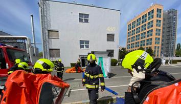 Hasiči zasahovali u úniku chemikálie v Praze. Stavěli dekontaminační stan