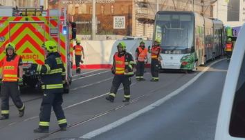 Auto v Praze narazilo do motorky a tramvaje, ta vykolejila. Řidič osobáku zemřel