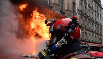 Blokády silnic i střety s policií! Francii ochromují masivní protesty