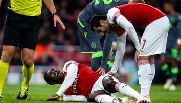 Čecha vyděsilo hororové zranění, Welbeck si ošklivě přisedl kotník