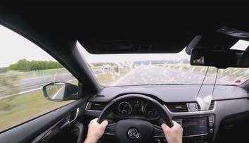 VIDEO: Řidič trefil roj hmyzu ve 250 km/h. Na několik vteřin byl jako slepý