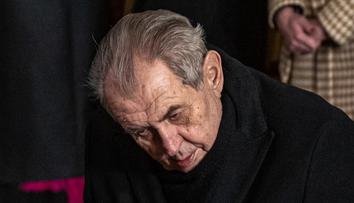 Zázrak na Dukově pohřbu. Miloš Zeman vstal a do kostela vešel po svých