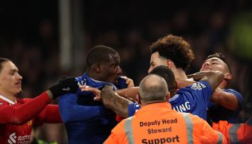 Emotivní dohra na Evertonu. Padaly červené karty, dostal ji i Slot