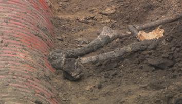 V Nymburce odkryli historickou kostnici. Ostatky se válí na chodníku, zlobí se místní