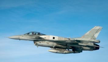 Během letu vypadla ze stíhačky F-16 součástka. Narazila do auta