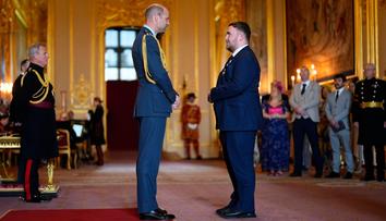 Velká pocta pro Littlera. Šipkařský fenomén převzal ocenění od prince Williama