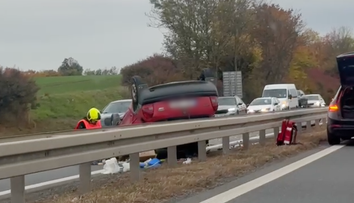 Na D7 se srazila tři auta. Jedno skončilo na střeše