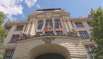 Soud s pražským magistrátem. Úředníka viní z toho, že měl vynášet informace