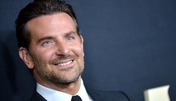 Fotografie, která ženám láme srdce. Bradley Cooper se vášnivě líbal s mužem