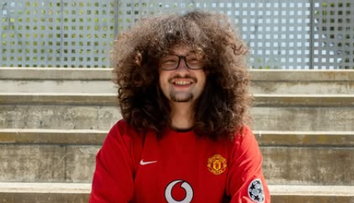 Už to vzdej, radí mu ostatní. Fanoušek Manchesteru začíná sezónu s šíleným účesem