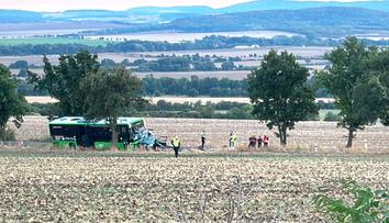 Tragická srážka autobusu s autem na Chomutovsku. Tři lidé zemřeli, řidič je zraněný