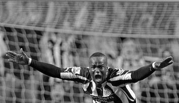 Smrt fotbalisty v Číně: Bývalá hvězda Newcastle zkolabovala