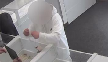 Zloděj smolař. Policie dopadla muže po krádeži řetízku za pár minut