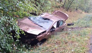 Na D7 auto proletělo svodidly. Skončilo zdemolované pod mostem
