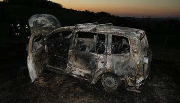 Žhavý výfuk zapálil trávu pod autem, požár zničil celé auto