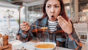 Kateřina vyfotila v jídle mrtvou housenku. Je to konkurenční útok, míní restaurace