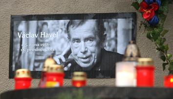 Lidé v celé zemi zapalují svíčky. Před 7 lety zemřel Václav Havel