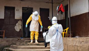 Střelba kvůli epidemii eboly. Mladí muži vtrhli do nemocnice