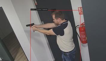 Technologie odhalí v budově útočníka se zbraní. V Bruselu ale naráží na legislativu