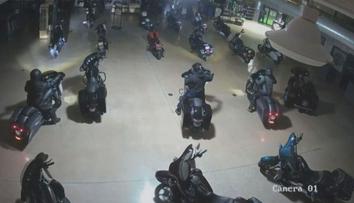 Promyšlený zločin. Gang zlodějů ukradl motorky přímo z prodejny