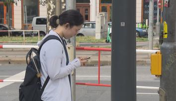 Chodce s mobilem má ochránit semafor ve vozovce