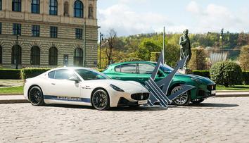 Maserati slaví po svém. Do historického centra Prahy vyslalo 800 luxusních koní
