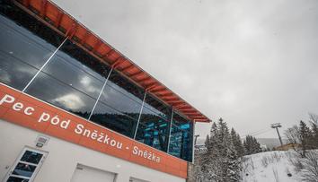 Prudký vítr zastavil lanovku na Sněžku. Vrcholek hory zakryla mlha
