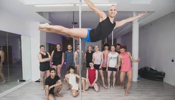 Pole dance přitahuje stále více mužů. V Německu vznikají kurzy pro posílení svalů