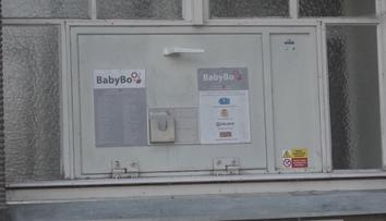 V polském babyboxu našli předčasně narozené miminko. Je ve vážném stavu