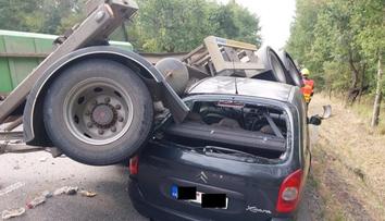Na auto se převrátil vlek náklaďáku. Řidiči se jako zázrakem nic nestalo