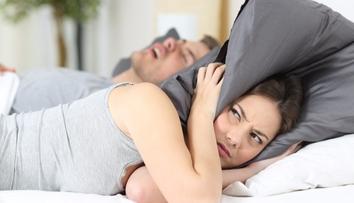 Nespat na zádech nepomáhá? Víme, jak pomoci mužům s chrápáním
