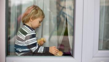 Drama v Brně! Neslyšící maminku zamkl na balkóně její dvouletý syn