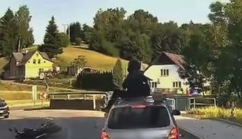 Motorkářka přežila děsivou nehodu. Pád zachytila palubní kamera