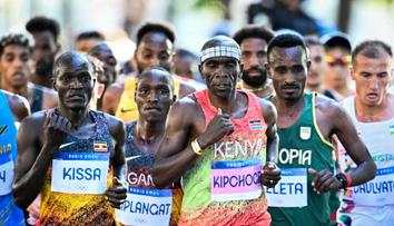 Smutný konec maratonské legendy. Místo zlata jel Kipchoge do cíle taxíkem