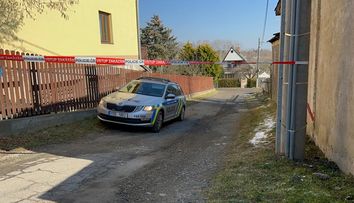 Dva mrtvé seniory našli v domě u Prahy. Policii upozornil na tragédii anonym