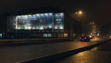 Podivný billboard v centru Prahy. Čistí vzduch na magistrále, tvrdí automobilka