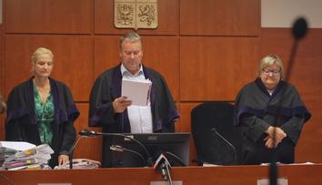 Dvojice měla 700 lidem neoprávněně poskytnout řidičáky. Soud jim snížil tresty