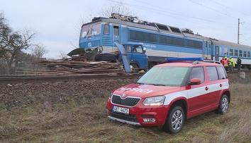 NEHODA NA PŘEJEZDU: Vlak s lidmi smetl nákladní auto! VIDEO