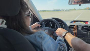 Lidé se zrakovým postižením usedli za volant. Pomáhali jim zkušení instruktoři