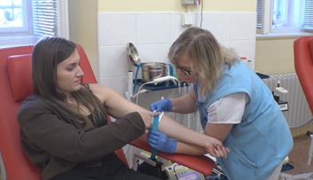 Transfuzní stanice mají nedostatek krve. Darování může zkomplikovat dovolená