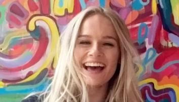 Nevyrovnaný mladík unesl přítelkyni. Krásná dívka teď trpí každý den