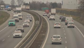 Pravidla pro vzdálenost mezi jedoucími auty se zpřísní. Za nedodržení hrozí tresty