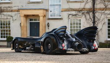Parádní Batmobil za cenu Octavie. Tahle kára může normálně na silnice