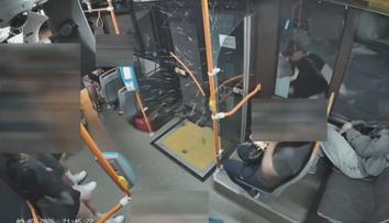 VIDEO: Muž na jihu Čech rozkopal dveře autobusu. Cestující vyděšeně uhýbali