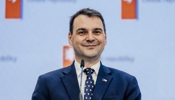 Macinka čelí kritice kvůli falešnému rozhovoru. V místnosti byly atrapy zbraní