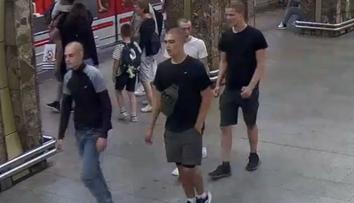 Policie hledá čtyři muže, kteří vypnuli v metru eskalátor. Zranila se kvůli nim seniorka